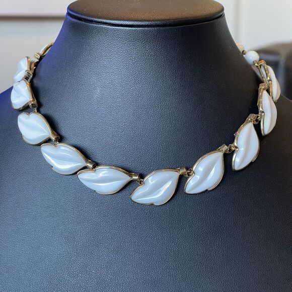Vintage Crown Trifari White Milk Glass Leaf Motif Choker 15" Necklace Signed - Picture 1 of 6